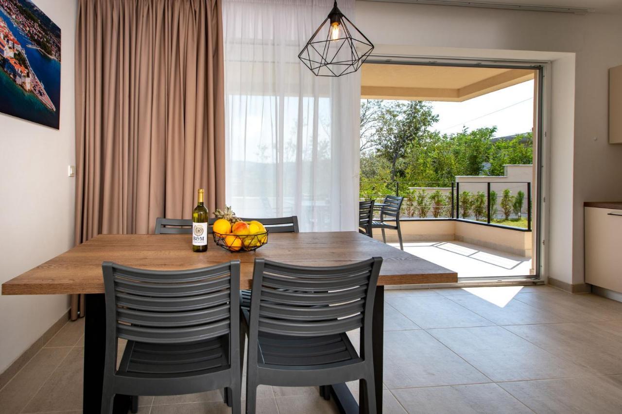B&M Rab-Lopar Aparthotel ภายนอก รูปภาพ